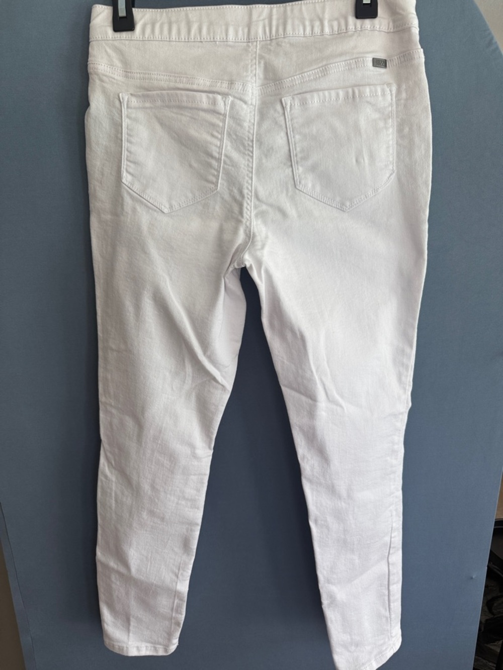 1822 Denim White Women's Skinny Jeans - Slim Back Pocket Detail